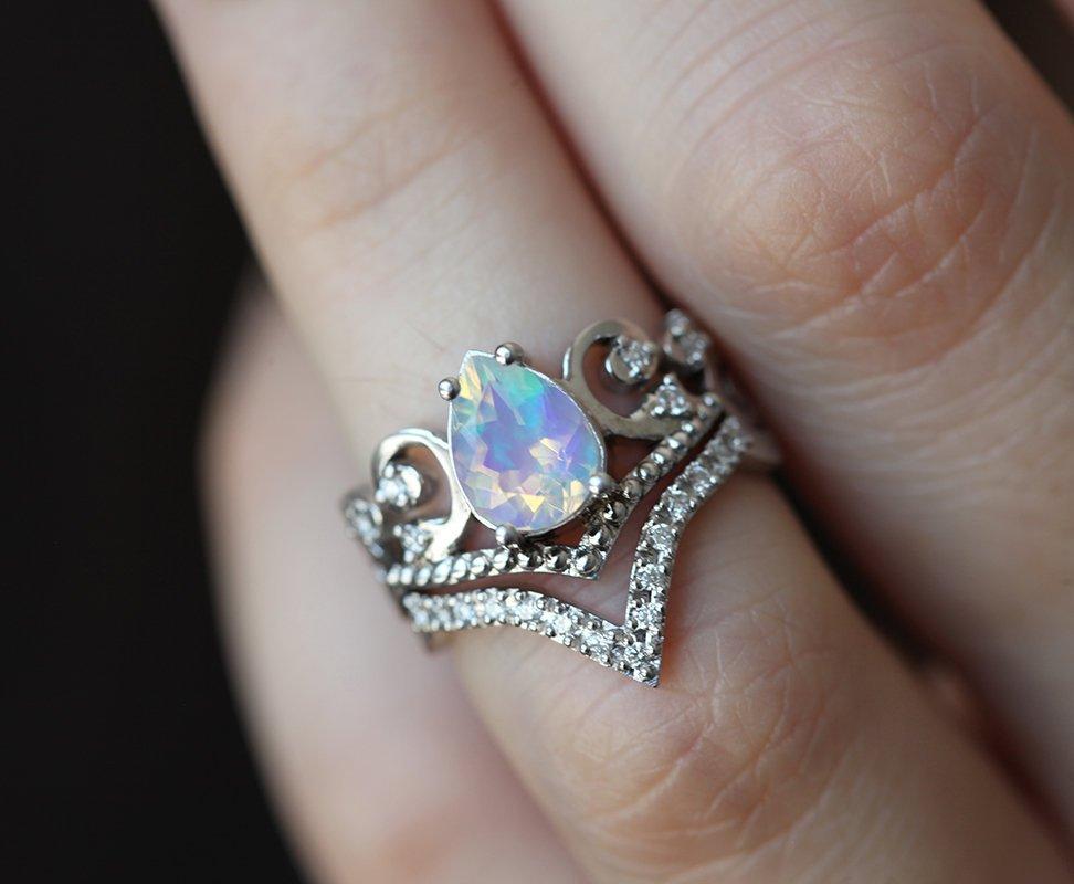 Weißer Birnen-Opal-Vintage-Ring, der einem Diadem ähnelt, mit runden weißen Diamanten an der Seite