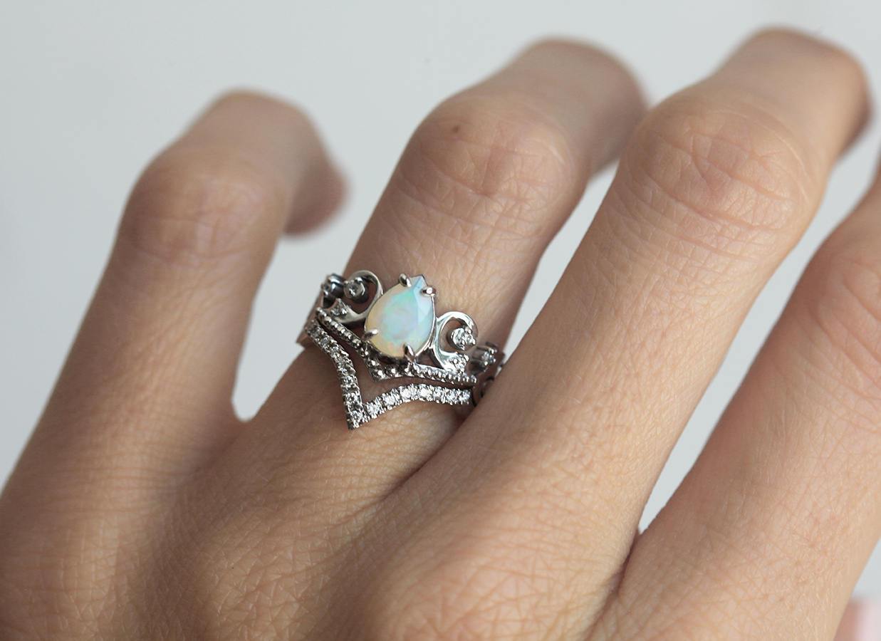 Vintage-Ring-Set mit weißem Birnen-Opal, das einem Diadem ähnelt, mit runden weißen Diamanten an der Seite