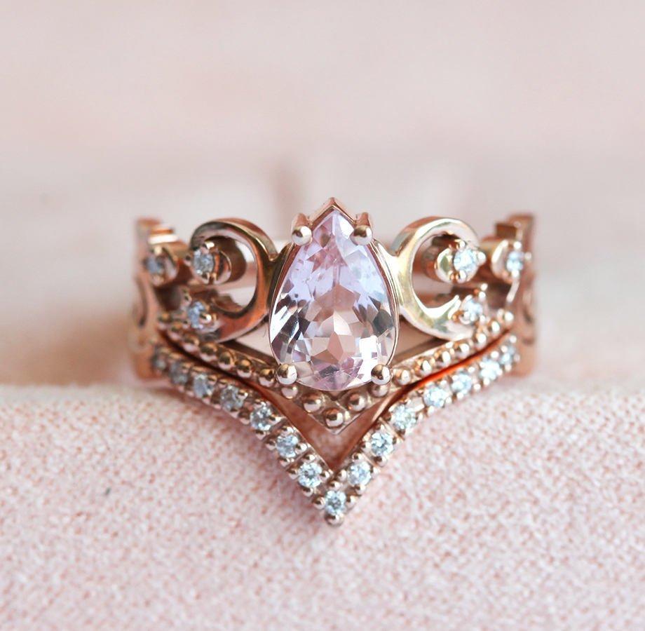 Vintage-Ring mit weißem Morganit in Birnenform, der einem Diadem ähnelt, mit runden weißen Diamanten an der Seite