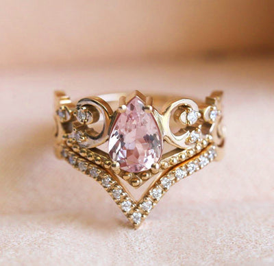 Vintage-Ring mit weißem Morganit in Birnenform, der einem Diadem ähnelt, mit runden weißen Diamanten an der Seite