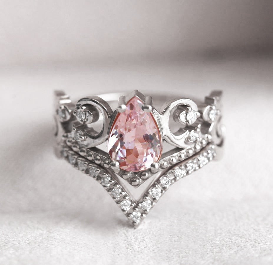 Vintage-Ring mit weißem Morganit in Birnenform, der einem Diadem ähnelt, mit runden weißen Diamanten an der Seite