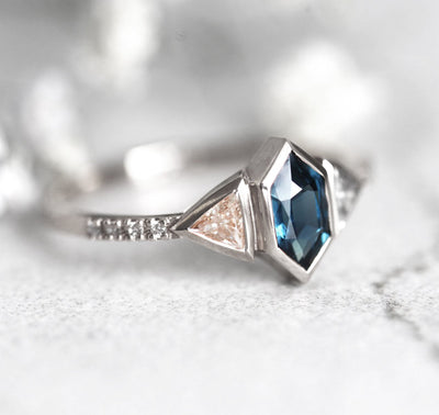 Sechseckiger blauer Saphirring mit Diamantpavé