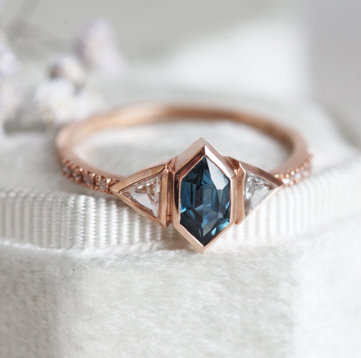 Sechseckiger blauer Saphirring mit Diamantpavé