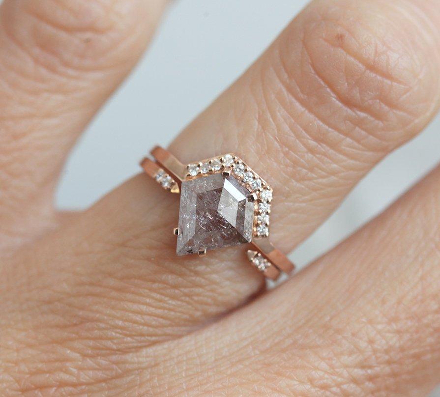 Grey Shield Salt & Pepper-Diamantring, besetzt mit seitlichen runden weißen Diamanten