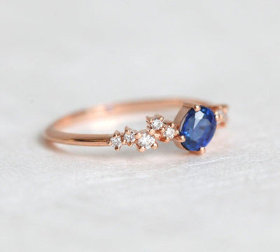 Ovaler blauer Saphir-Clusterring mit Diamanten