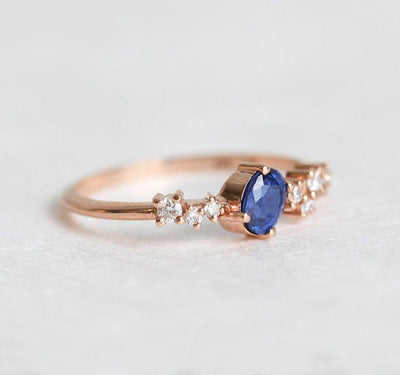 Ovaler blauer Saphir-Clusterring mit Diamanten