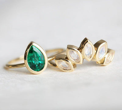 Nahaufnahme eines Birnen-Smaragd-Rings mit Smaragd-Solitär-Design im Birnenschliff. Stein: Smaragd, Form: Birne, Farbe: Grün. Band: Stil: Solitär, Material: 14-karätiges/18-karätiges Gold, Platin.