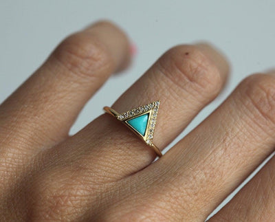 Moderner türkisfarbener Ring im Dreiecksschliff mit Diamant-Chevron