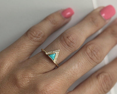 Moderner türkisfarbener Ring im Dreiecksschliff mit Diamant-Chevron