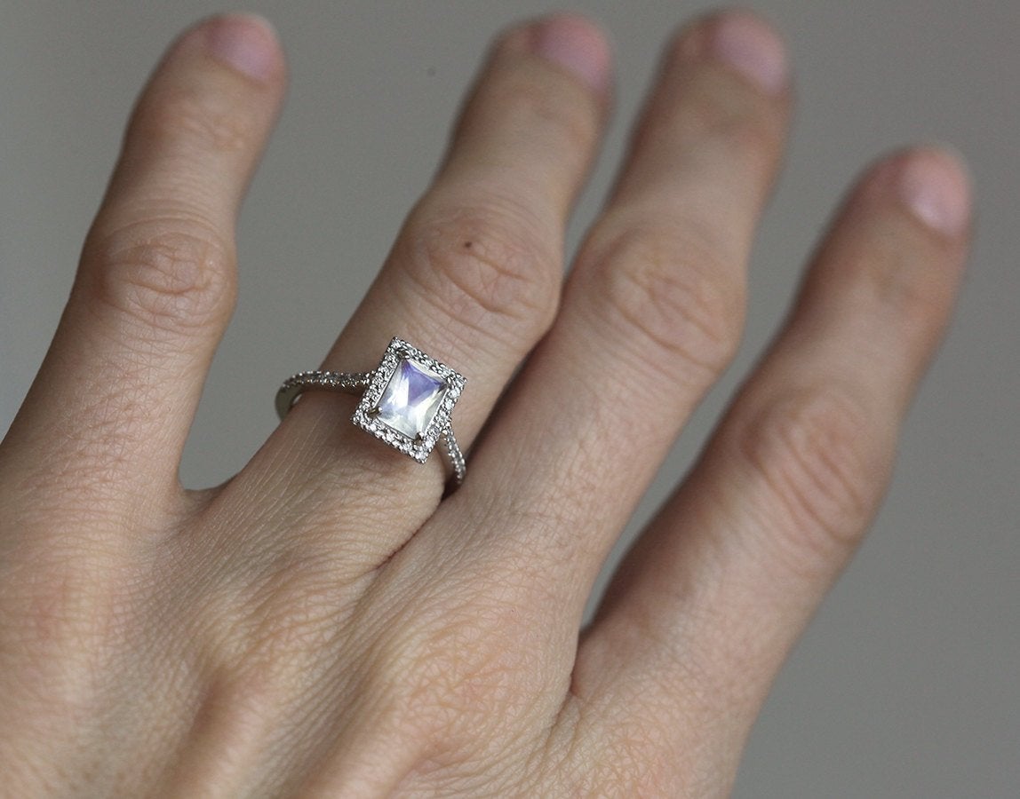 Baguette-Mondstein-Halo-Verlobungsring mit runden weißen Diamanten