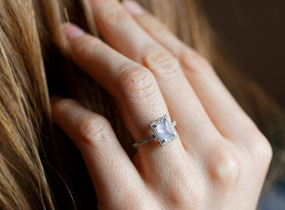 Baguette-Mondstein-Halo-Verlobungsring mit runden weißen Diamanten