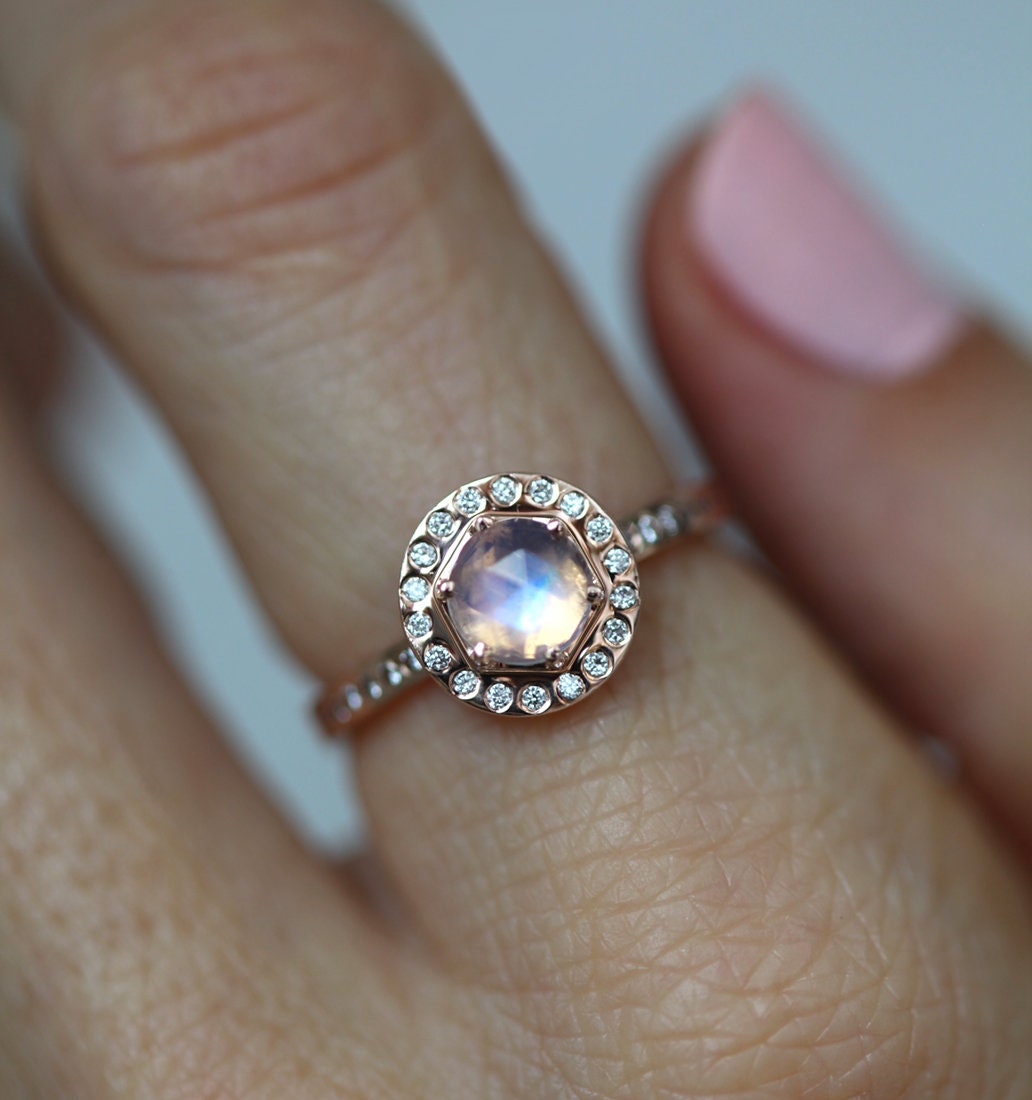 Rosa-lila sechseckiger Mondstein-Halo-Ring mit runden weißen Diamanten