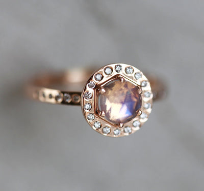 Rosa-lila sechseckiger Mondstein-Halo-Ring mit runden weißen Diamanten