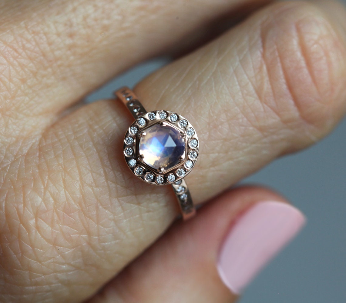 Rosa-lila sechseckiger Mondstein-Halo-Ring mit runden weißen Diamanten