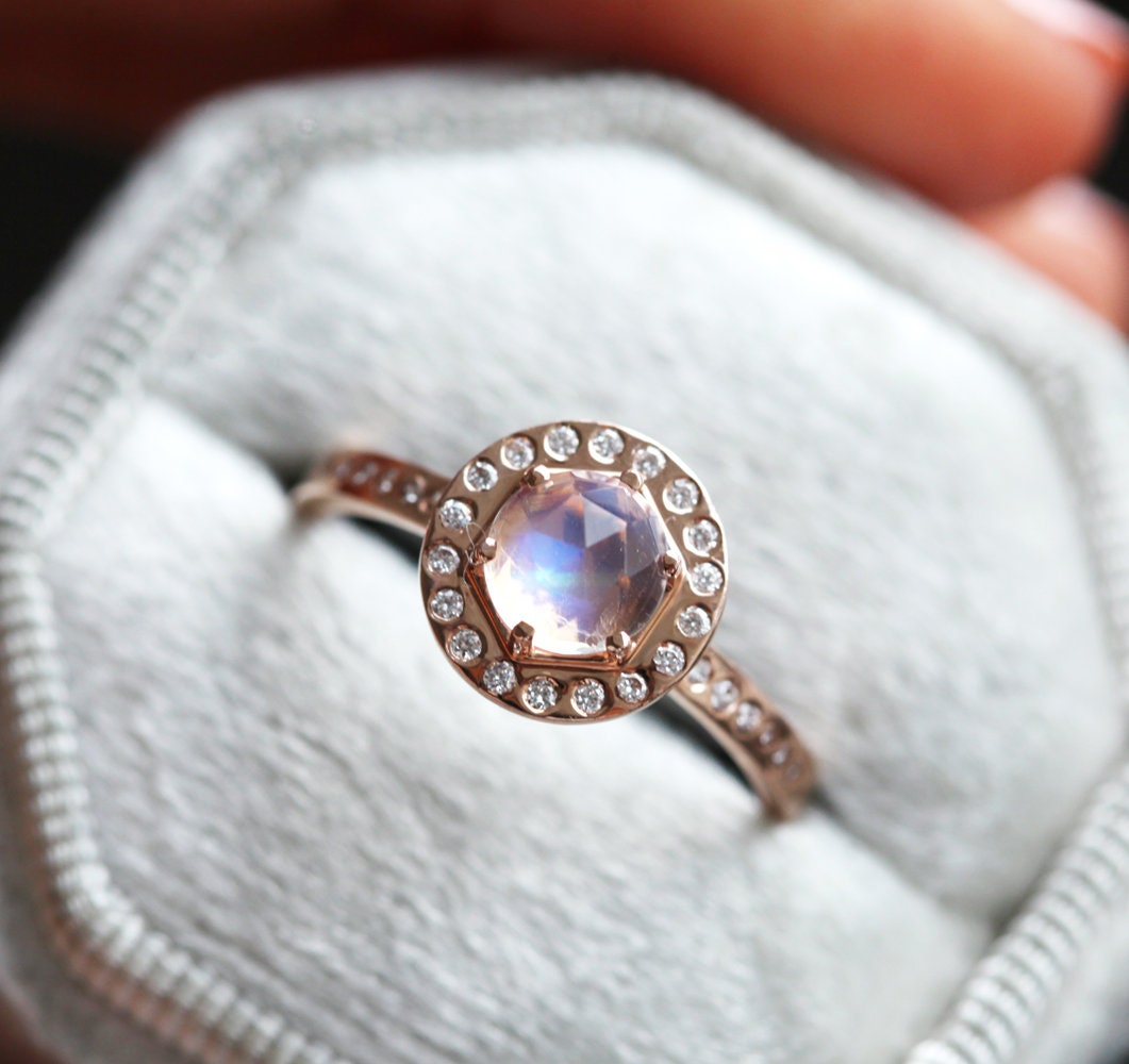 Rosa-lila sechseckiger Mondstein-Halo-Ring mit runden weißen Diamanten