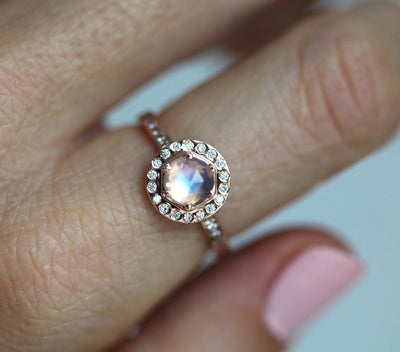 Rosa-lila sechseckiger Mondstein-Halo-Ring mit runden weißen Diamanten