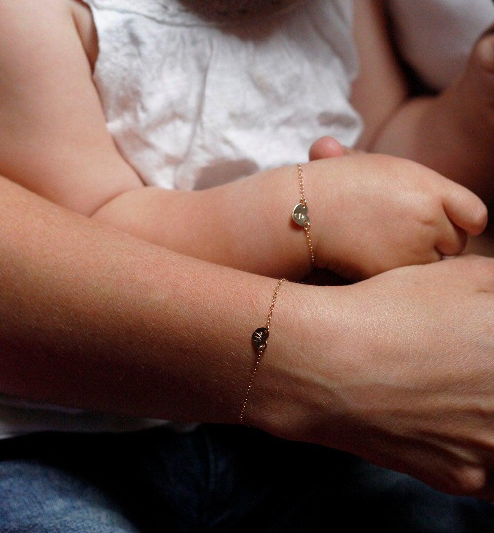 Mutter-Tochter-Goldkettenarmband mit Herzanhängern und personalisierten Initialen