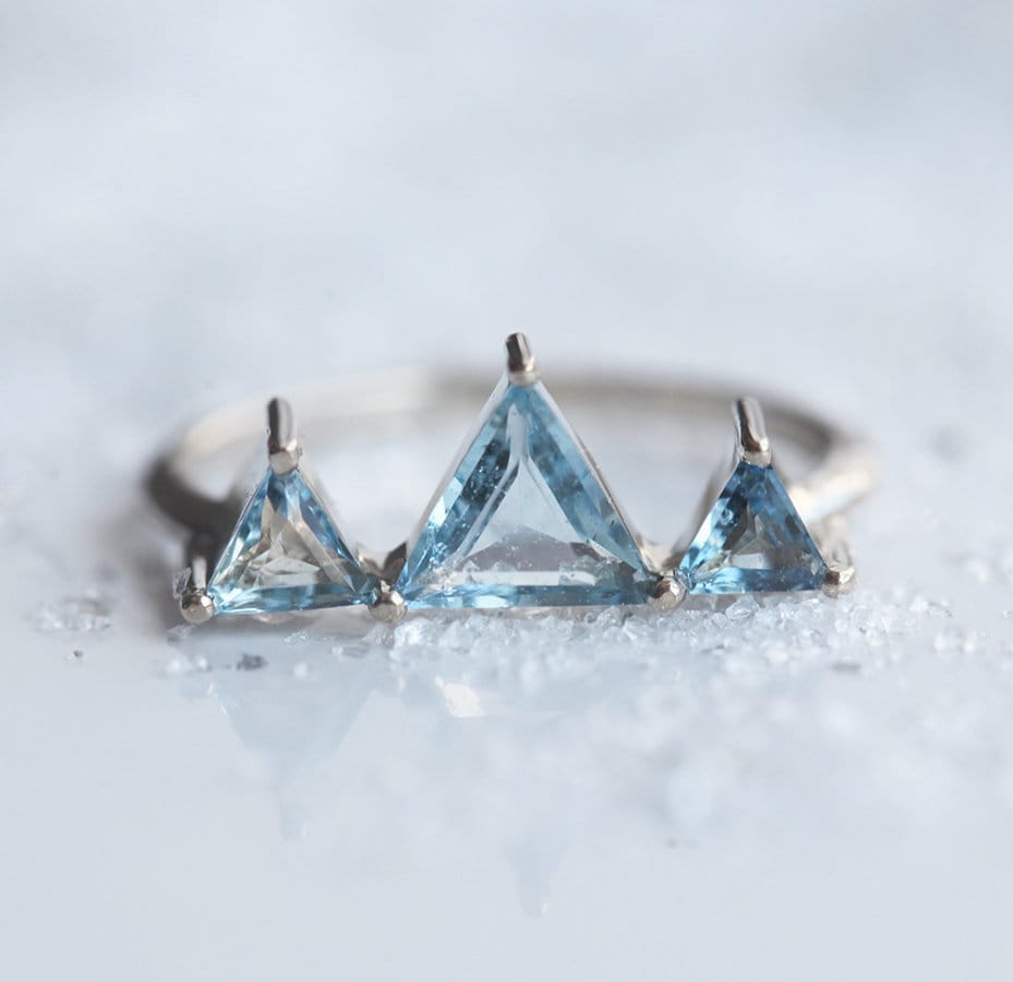 Ring mit 3 dreieckigen Aquamarinsteinen, besetzt mit Berggipfel-Ähnlichkeit und mit weißen Diamanten, die an Schnee erinnern