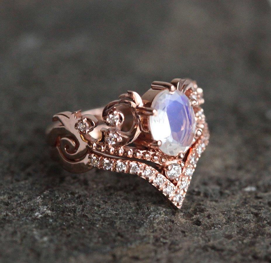 Vintage-Ring mit oval geschliffenem Mondstein und weißen Diamanten in 14-karätigem Roségold.