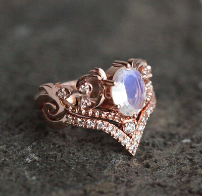 Vintage-Ring mit oval geschliffenem Mondstein und weißen Diamanten in 14-karätigem Roségold.