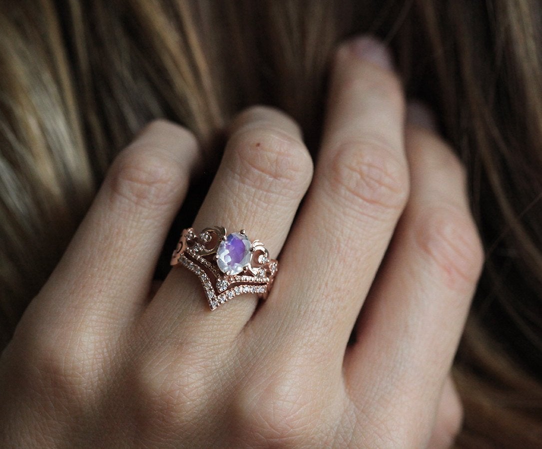 Eleganter Mondsteinring, besetzt mit Mondstein im Ovalschliff und weißen Diamanten an einer Hand.