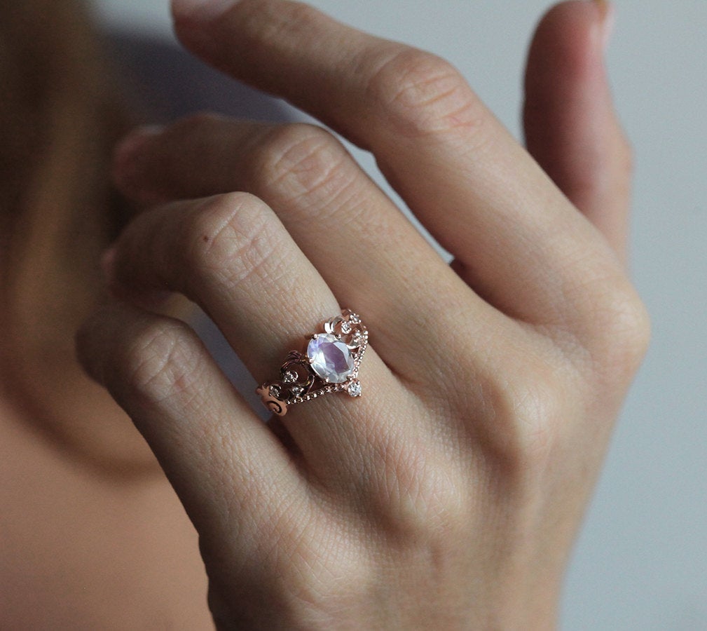 Weißer Mondstein, Vintage-Ring aus Roségold mit seitlichen runden weißen Diamanten