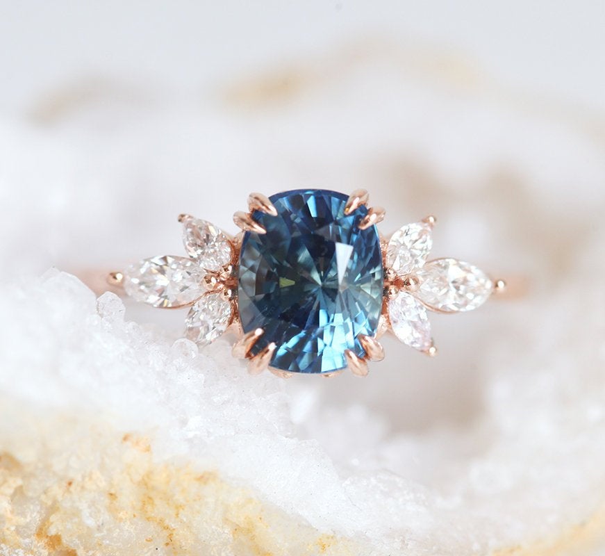 Blauer Saphir-Clusterring im Kissenschliff mit weißen Diamanten