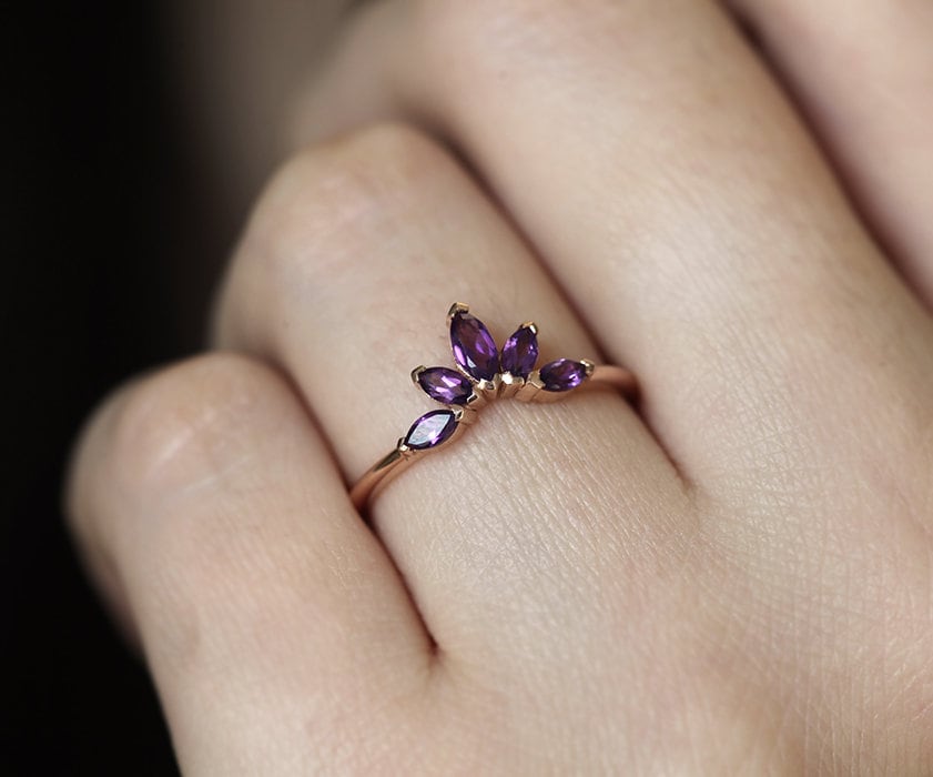 Lila Amethyst-Blumenkronenring im Marquiseschliff