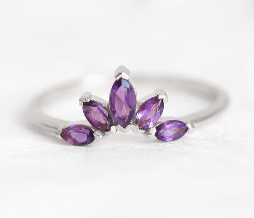 Lila Amethyst-Blumenkronenring im Marquiseschliff