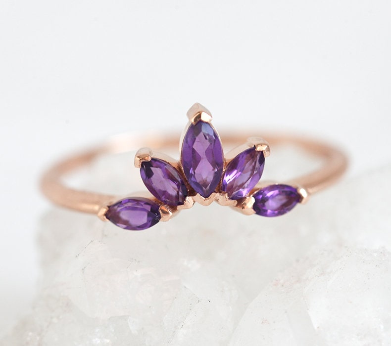 Lila Amethyst-Blumenkronenring im Marquiseschliff