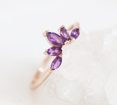 Lila Amethyst-Blumenkronenring im Marquiseschliff