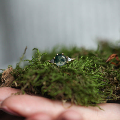 Achteckiger Moosachat-Ring mit akzentuierten Salz- und Pfefferdiamanten auf einem moosigen Feld