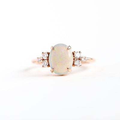 Ovaler Opal-Ehering mit Cabochon-Regenbogen und seitlichen weißen runden Diamanten