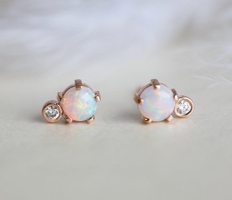 Runde Opal-Ohrstecker aus Roségold mit seitlichem runden weißen Diamanten