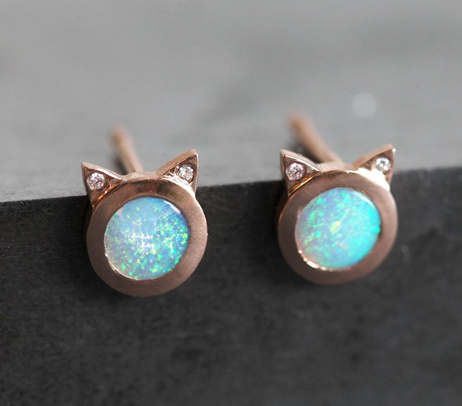 Runde Opal-Katzenohrringe mit runden weißen Diamanten in jedem Ohr