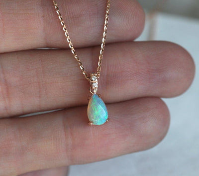 Birnenförmige Goldkette mit australischem Opal und Diamanten