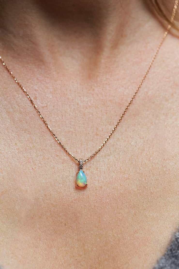 Birnenförmige Goldkette mit australischem Opal und Diamanten