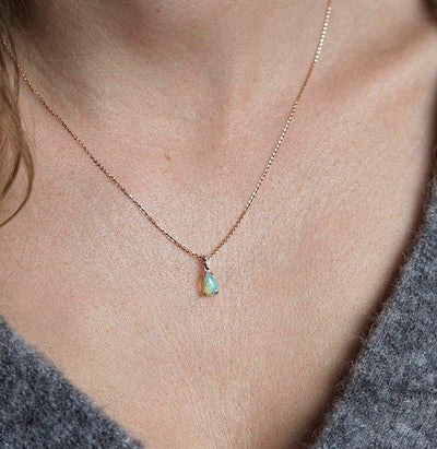 Birnenförmige Goldkette mit australischem Opal und Diamanten