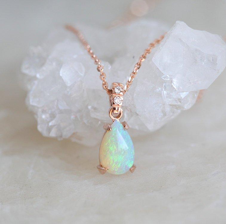 Birnenförmige Goldkette mit australischem Opal und Diamanten