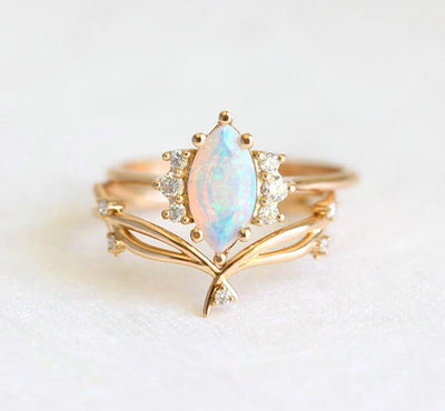 Erhabener Opal-Nesting-Band-Ring aus Gelbgold im Marquise-Schliff mit seitlichen runden weißen Diamanten