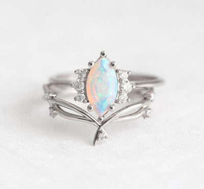 Erhabener Opal-Nesting-Band-Platinring im Marquise-Schliff mit seitlichen runden weißen Diamanten