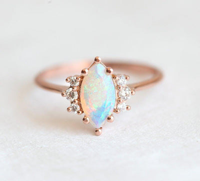 Erhabener Opal-Nesting-Band-Ring aus Roségold im Marquise-Schliff mit seitlichen runden weißen Diamanten