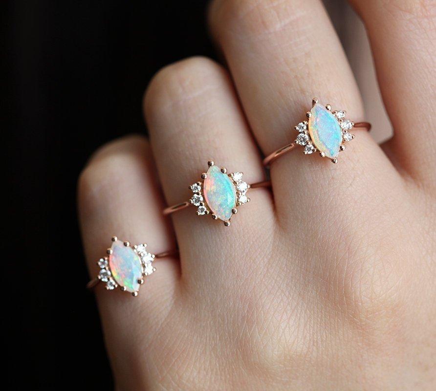 Erhabener Opal-Nesting-Band-Ring aus Roségold im Marquise-Schliff mit seitlichen runden weißen Diamanten