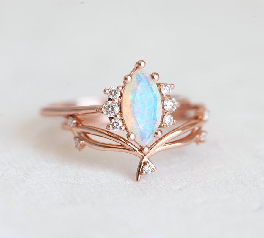 Erhabener Opal-Nesting-Band-Ring aus Roségold im Marquise-Schliff mit seitlichen runden weißen Diamanten