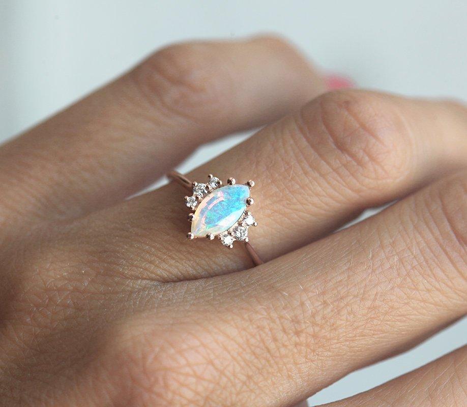 Erhabener Opal-Nesting-Band-Ring aus Roségold im Marquise-Schliff mit seitlichen runden weißen Diamanten