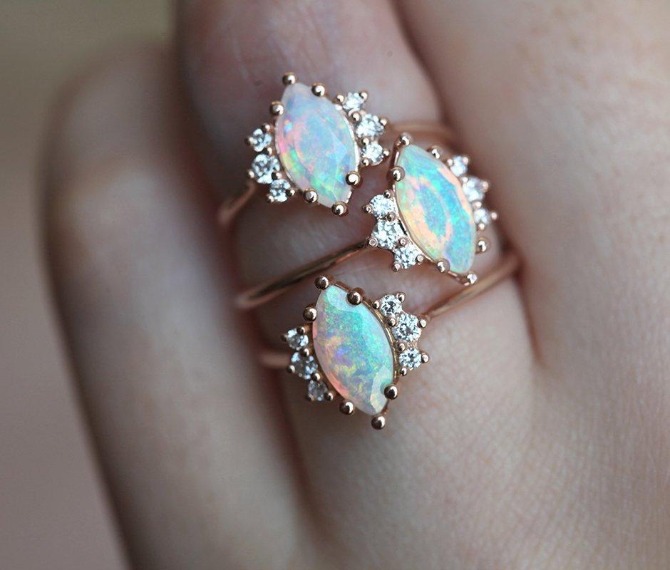 Erhabener Opal-Nesting-Band-Ring aus Roségold im Marquise-Schliff mit seitlichen runden weißen Diamanten