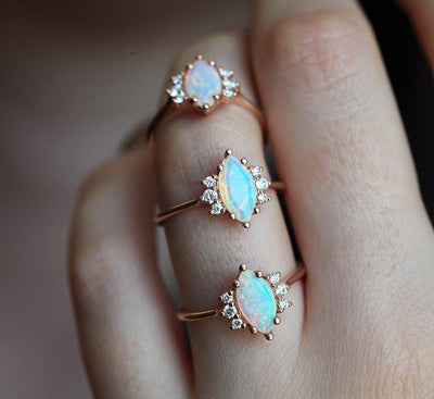 Erhabener Opal-Nesting-Band-Ring aus Roségold im Marquise-Schliff mit seitlichen runden weißen Diamanten