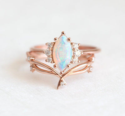 Erhabener Opal-Nesting-Band-Ring aus Roségold im Marquise-Schliff mit seitlichen runden weißen Diamanten