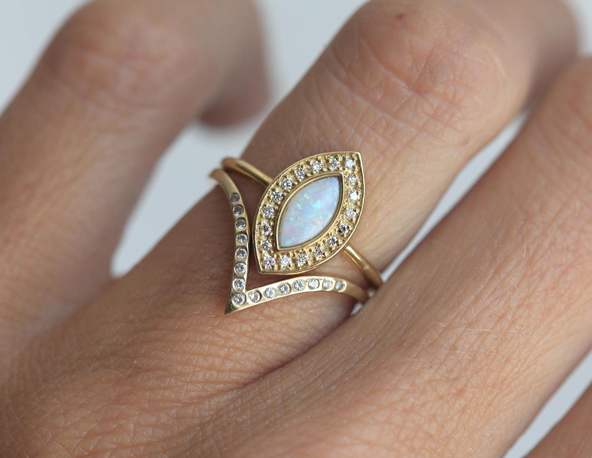 Weißer Opal-Halo-Ring im Marquise-Schliff, besetzt mit gebogenem Diamant-V-Band