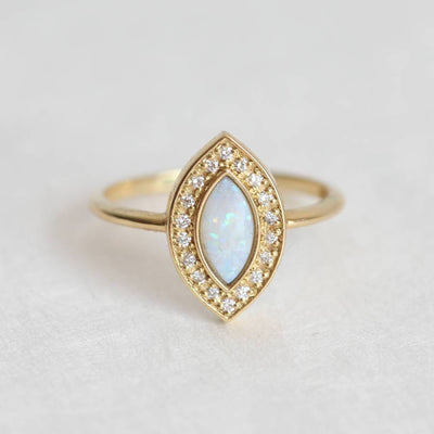 Weißer Opal-Halo-Ring im Marquise-Schliff, besetzt mit gebogenem Diamant-V-Band